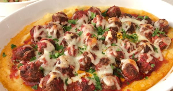 Patates Püresi Yatağında Domates Soslu Köfte tarifi